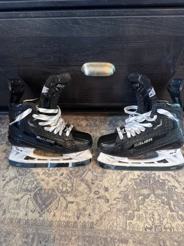 2022 Bauer Supreme Mach Hockey Skates Regular Width Size 5 (Used)