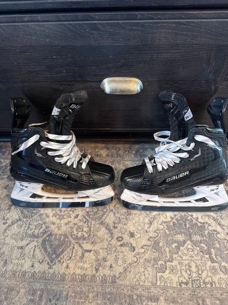 2022 Bauer Supreme Mach Hockey Skates Regular Width Size 5 (Used)