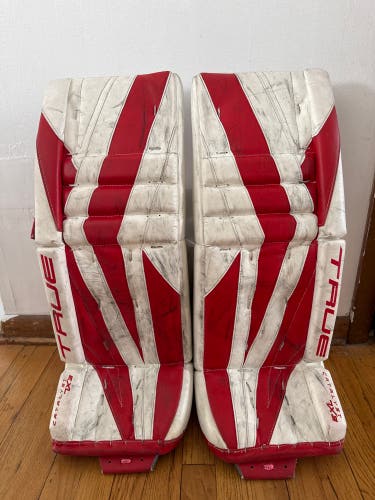 White 29" Intermediate True Catalyst 7X3 Goalie Leg Pads (Used)