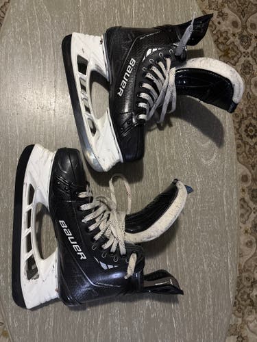 2022 Bauer Vapor Hyperlite Hockey Skates Regular Width 9 (Used)