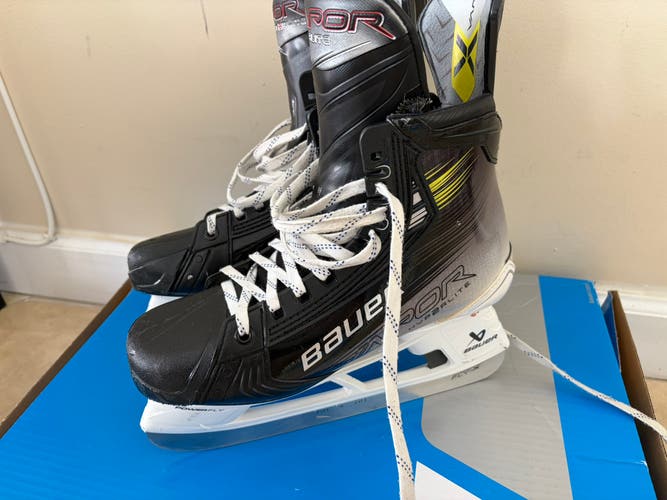 2023 Bauer Vapor Hyperlite 2 Hockey Skates Narrow Width 8 (Used)
