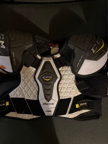 Men's Large Senior CCM Ultra Tacks Pro Shoulder Pads Pro Stock (Used)
