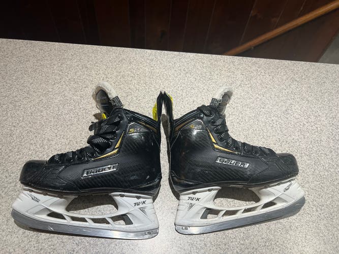 2018 Bauer Supreme 2S Hockey Skates EEE Size 4 (Used)