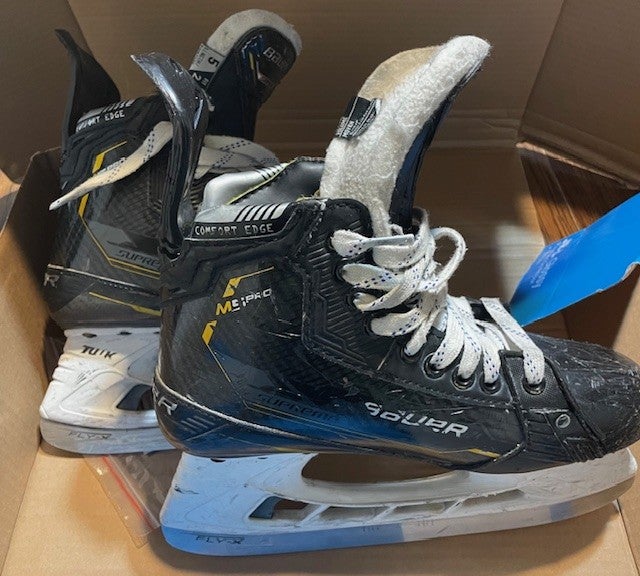 Bauer Supreme M5 Pro Hockey Skates Regular Width Size 5 (Used)