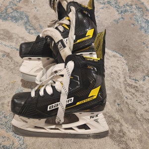 2023 Bauer Supreme M4 Hockey Skates Regular Width Size 3.5 (Used)