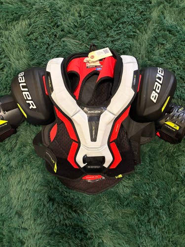 Bauer Vapor Hyperlite Shoulder Pads | Intermediate Large