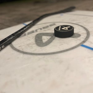 Intermediate Bauer Vapor Hyperlite 2 Right Handed Hockey Stick P28 40 Flex (Used)