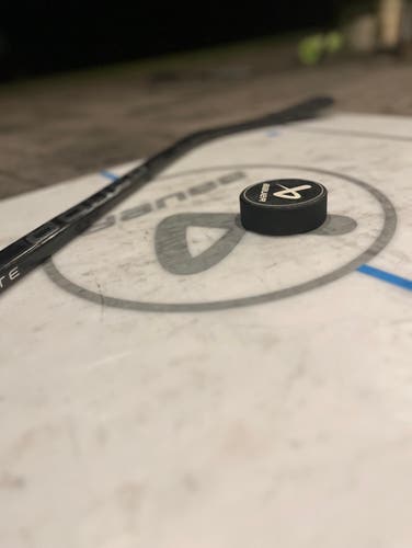 Intermediate Bauer Vapor Hyperlite 2 Right Handed Hockey Stick P28 40 Flex (Used)