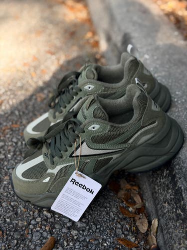 Reebok Charge Olive Green Charge men’s size 9 *NEW*