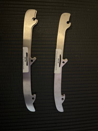 Graf Attack Steel Runner size 220 Pair New