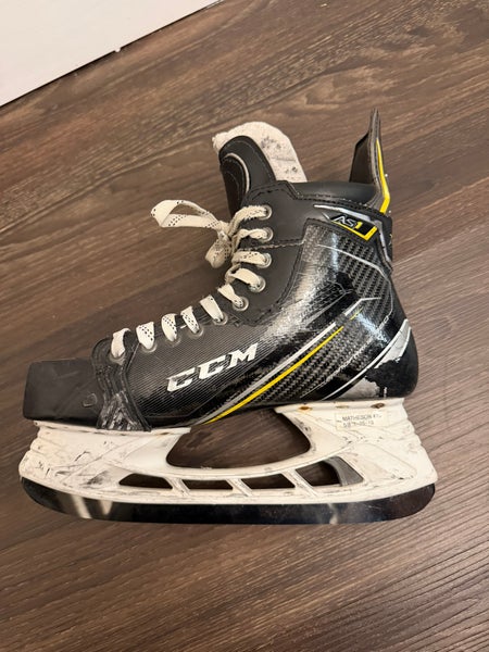 2018 CCM Super Tacks AS1 Hockey Skates Regular Width Pro Stock 9 (Used)