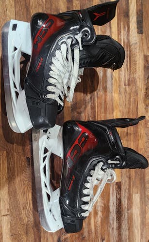 2025 CCM JetSpeed FT890 Hockey Skates Regular Width 9.5 (Used)