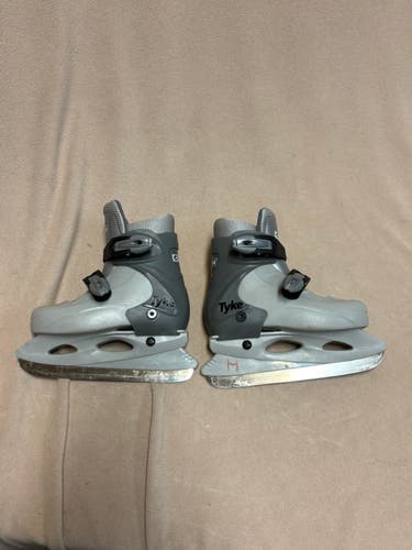 CCM Ajustable Y8-11 Tyke Hockey Skates Regular Width 8 (Used)