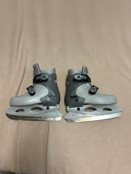 CCM Ajustable Y8-11 Tyke Hockey Skates Regular Width 8 (Used)