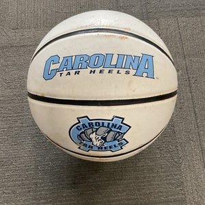 Used SIGNATURE SERIES UNC Basketball Adult Indoor White 11614-S000229103