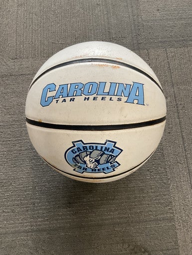 Used SIGNATURE SERIES UNC Basketball Adult Indoor White 11614-S000229103