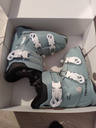 Mondo 22 & 22.5 Unisex Tecnica Ski Boots (Used)