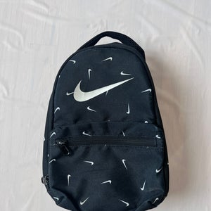 Nike Classic Fuel Pack Lunch Bag black insulated all-over white Swoosh