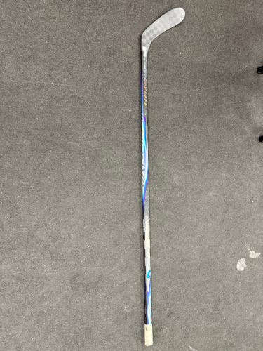 Senior Bauer Vapor FlyLite Right Handed Hockey Stick P28 77 Flex (Used)