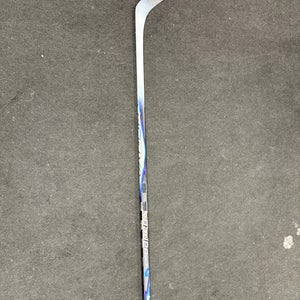 Senior Bauer Vapor FlyLite Right Handed Hockey Stick P28 77 Flex (Used)