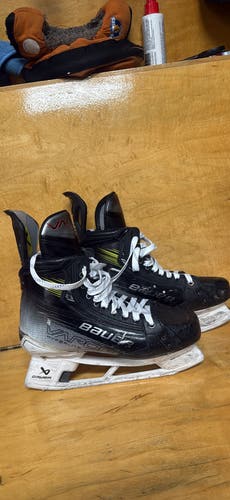 2023 Bauer Vapor Hyperlite 2 Hockey Skates Regular Width 8.5 (Used)