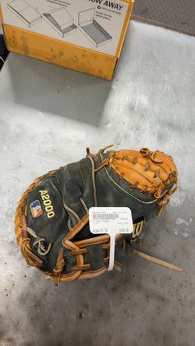 Used Wilson A2000 BB/SB Catchers RH Throw None 33" 11793-S000261654