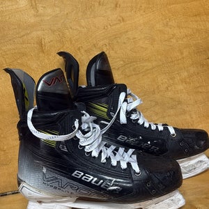 2023 Bauer Vapor Hyperlite 2 Hockey Skates Regular Width Pro Stock 8.5 (Used)