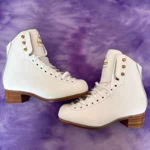 White Jackson Ultima Freestyle Figure Skates Junior 3 (New)
