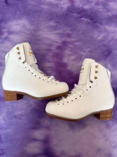 White Jackson Ultima Freestyle Figure Skates Junior 3 (New)