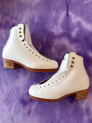 Riedell J55 Figure Skates Junior 2.5 (New)