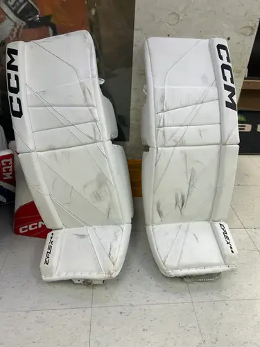 32" + 1.5" Senior CCM Extreme Flex E6.9 Goalie Leg Pads