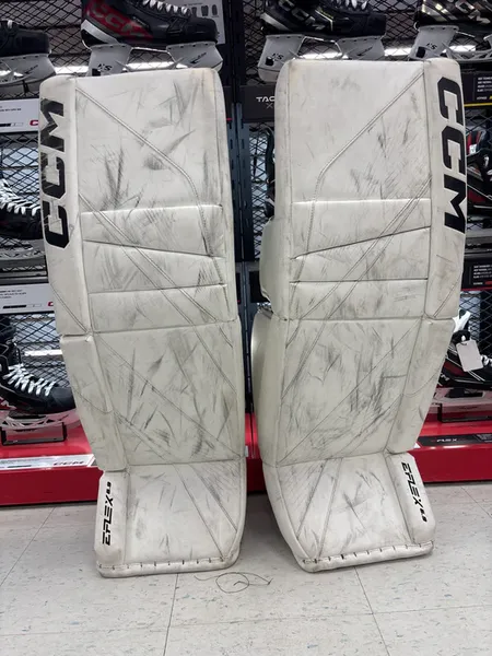 34" + 2" Senior CCM Extreme Flex E6.9 Goalie Leg Pads