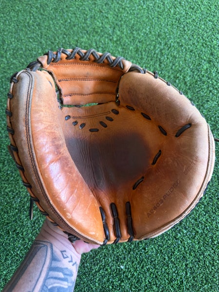 Wilson RH Catcher's A2000 Baseball Glove 32.5" (Used)