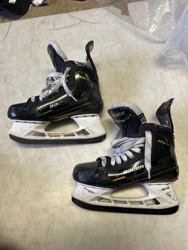 2022 Bauer Supreme M5 Pro Hockey Skates Size 6.5 fit 2 (Used)