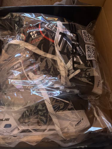 True HZRDUS 9X Regular Width 7.5 left (new) and 8r right(slightly used) please read description.