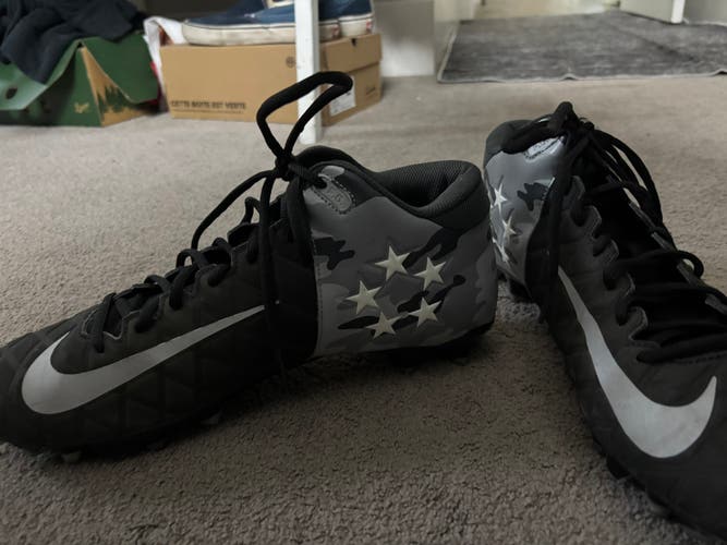 Men's Size 13.0 (W 14.0) Nike Cleats Mid Top Turf Cleats (New)