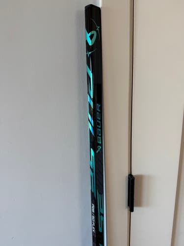 Junior Bauer Pulse Right Handed Hockey Stick P28 50 Flex (Used 1 practice)