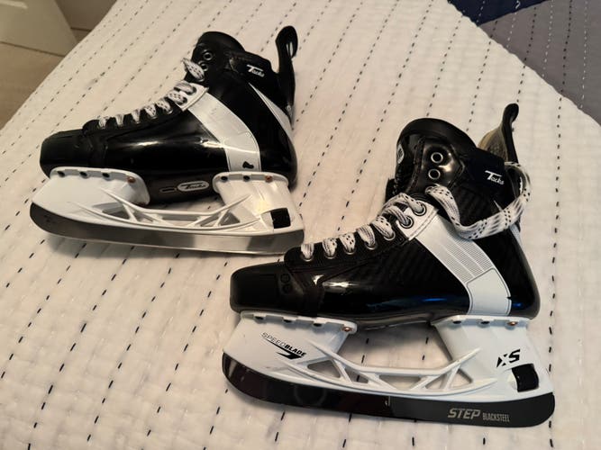 2024 CCM Tacks 652 Pro Hockey Skates Regular Width 6.5 (Used)