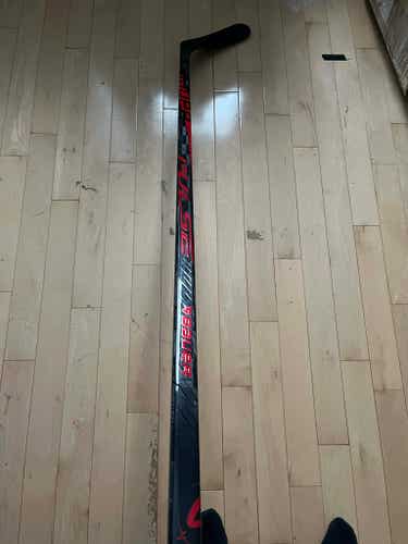 NEW Senior Red Bauer Pulse Right Handed P92 77 Flex Hockey Stick
