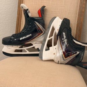2025 Bauer Vapor Flypro Hockey Skates Narrow Width Size 4 (Used)