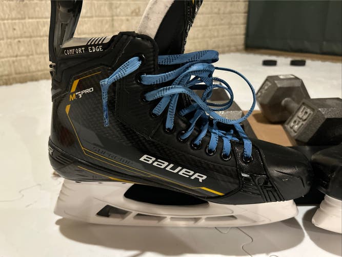 2022 Bauer Supreme M5 Pro Hockey Skates 10.5 (Used)