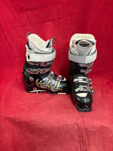 Ski Boots: Mondo 23 & 23.5 Women's Fischer Ski Boots (Used)