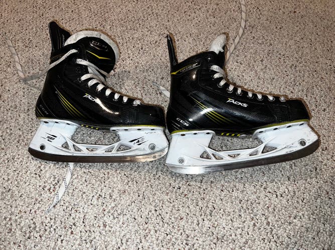 2015 CCM Tacks 4052 Hockey Skates Regular Width Size 4.5 (Used)