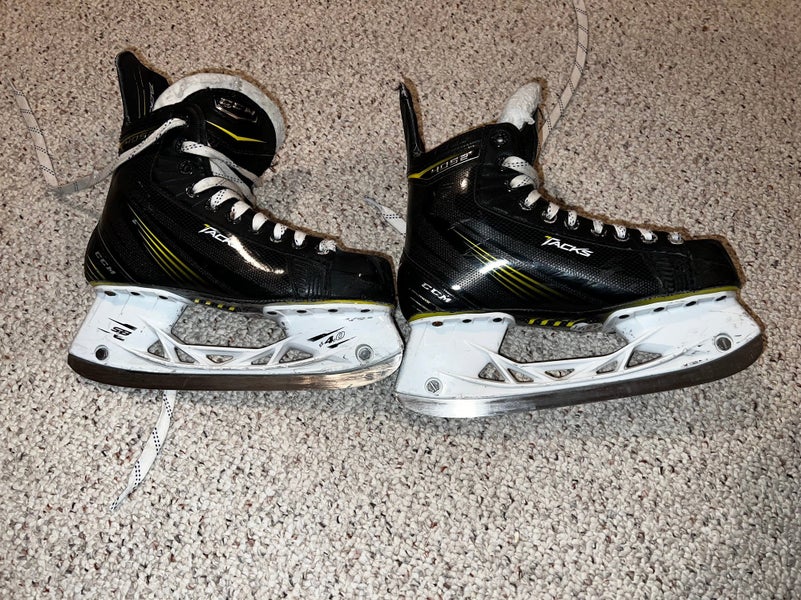 2015 CCM Tacks 4052 Hockey Skates Regular Width Size 4.5 (Used)