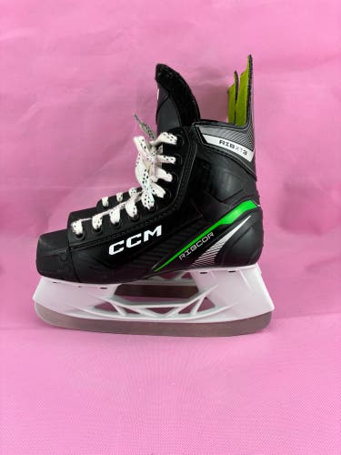 CCM Ribcor RIBXT3 Hockey Skates JR 2