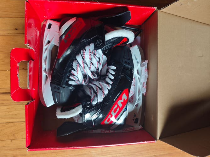 2023 CCM JetSpeed FT670 Hockey Skates Wide Width 6.5 (Used)