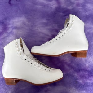 White Riedell 220 Figure Skates Adult 9 (New)