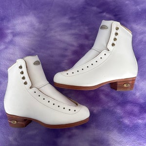 White Riedell 375 Figure Skates Adult 4 (New)