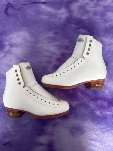 White Riedell 375 Figure Skates Adult 4 (New)