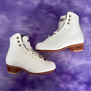White Riedell Y30 Figure Skates Junior 1.5 (New)